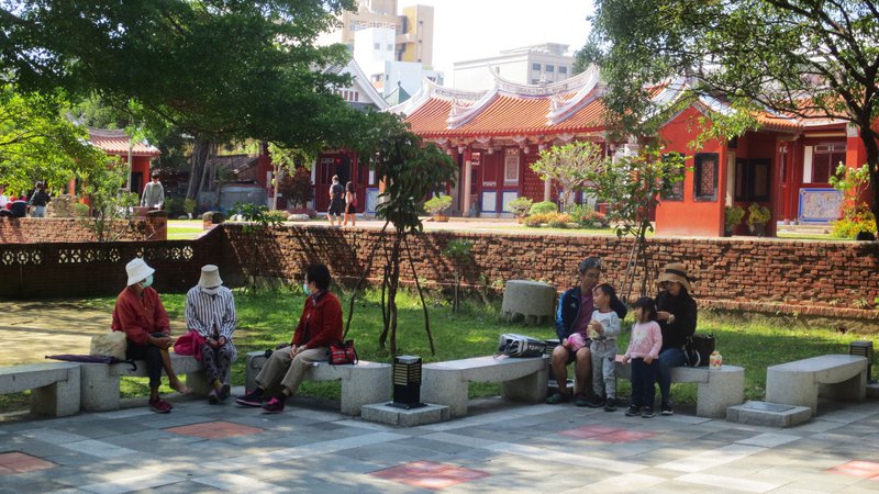 Fotografija: Posedanje pred Konfucijevim templjem v Tainanu. FOTO: Gaša Egić