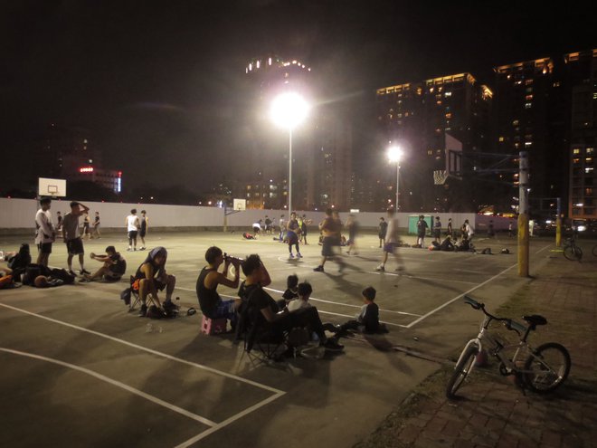 Večerna košarka v blokovskem naselju v drugem največjem mestu na Tajvanu Kaohsiung. FOTO: Gaša Egić
