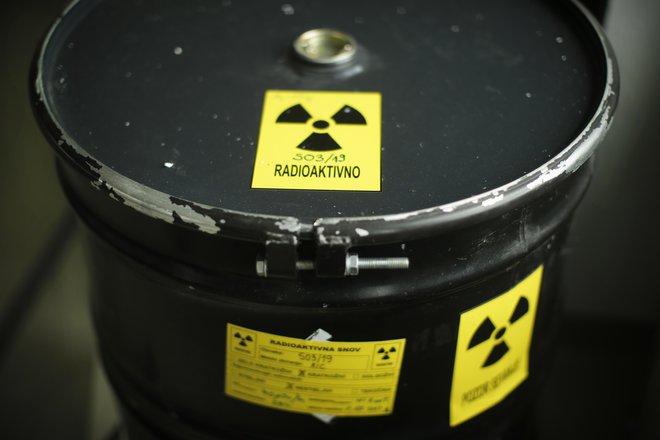 JEK visoko radioaktivne odpadke hrani na lokaciji elektrarne. Foto Jure Eržen
