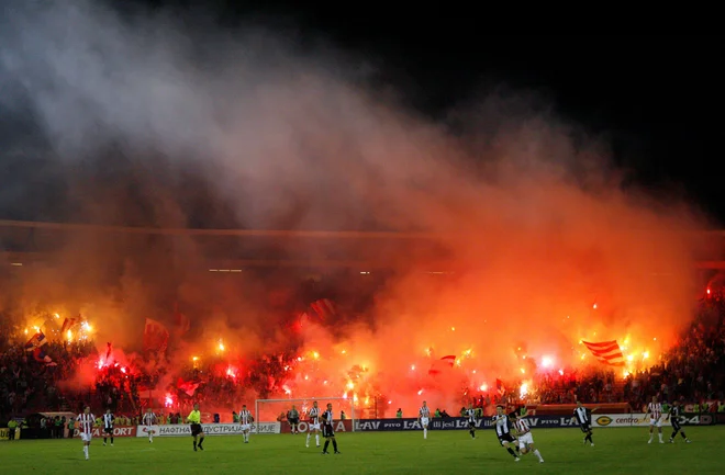 Tudi denimo v Srbiji bo podobno kot drugje po Evropi, takšni prizori s tekem Crvene zvezde in Partizana naj bi bili letos le spomin. FOTO: Reuters