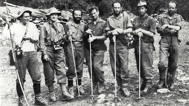 Fotografija: »Sedem veličastnih«, člani naše prve himalajske odprave leta 1960, z leve: Aleš Kunaver, Ante Mahkota, Zoran Jerin, Stane Kersnik, Ciril Debeljak - Cic, Andrej Robič in Marjan Keršič - Belač. FOTO: arhiv odprave