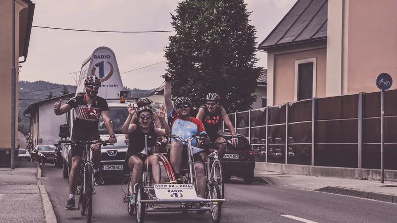 Fotografija: Takole je Miha Deželak lani na kvadrociklu prodiral proti morskemu cilju. Kakšno prevozno sredstvo bo dobil letos, je tudi zanj še skrivnost. FOTO: Darja Štravs Tisu