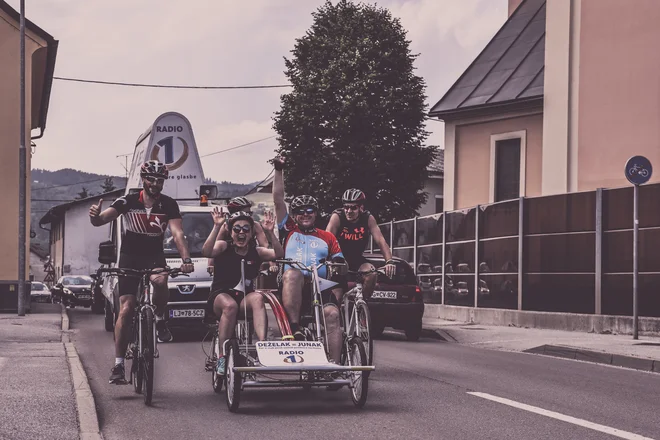 Takole je Miha Deželak lani na kvadrociklu prodiral proti morskemu cilju. Kakšno prevozno sredstvo bo dobil letos, je tudi zanj še skrivnost. FOTO: Darja Štravs Tisu