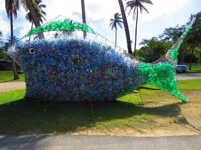 Tudi na Tobagu skrbijo za zbiranje plastike. Rezultat je ta zanimiva skulptura. FOTO: Peter Prebil