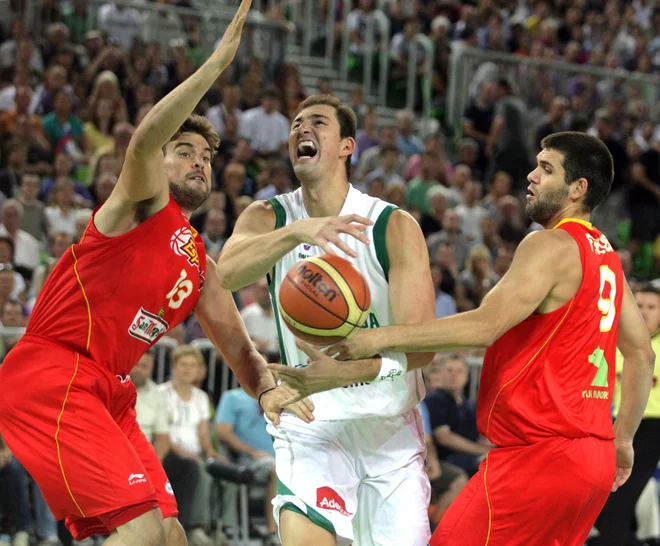 Sežanec Primož Brezec je najuspešnejši primorski košarkar, ki je slabo desetletje igral tudi v najmočnejši ligi NBA. Prve košarkarske korake je naredil pri Kraškem Zidarju, kjer je dve desetletji kraljeval tudi njegov oče Hilarij, ena od legend primorske
