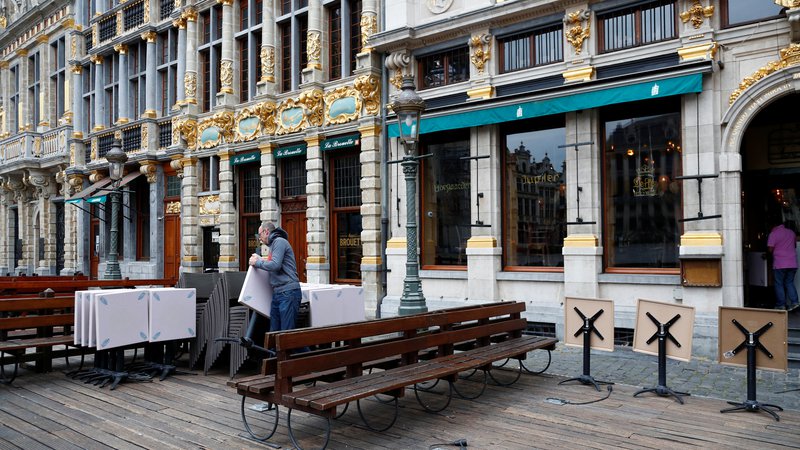 Fotografija: Javnomnenjska raziskava je razkrila, da si osem od desetih Belgijcev želi v kavarno ali restavracijo takoj, ko bo mogoče. V ponedeljek bo očitno gneča in nanjo se že pripravljajo tudi gostinci. FOTO: Francois Lenoir/Reuters