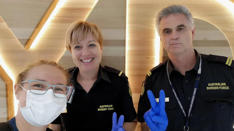 Selfie z avstralskima policistoma, mojim letališkim spremstvom. FOTO: Anja Kovačič