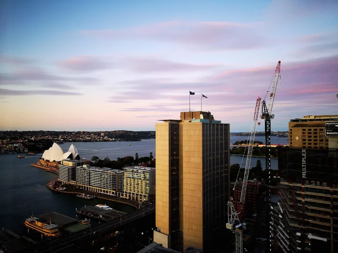 Pogled na sydneyjsko operno hišo iz karantenskega hotela. FOTO: Anja Kovačič