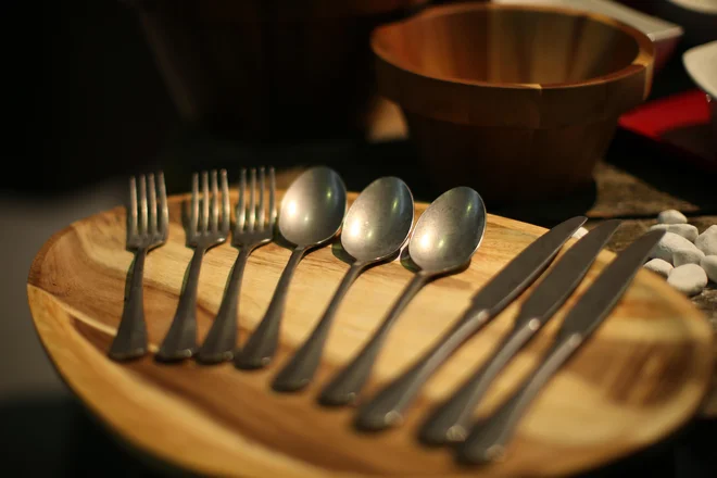 Restavracija ni le kuhinja. Je tudi&nbsp;usklajenost, koreografija, oblikovanje, znanje jezikov ... Je zgodba. Foto Jure Eržen/Delo