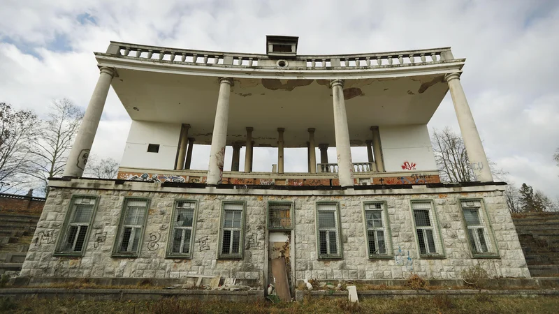 Fotografija: Plečnikov stadion v Ljubljani: Želimo si, da bi se projekt obnove in oživitve bežigrajskega stadiona čim prej uresničil, saj v žalostnem stanju, v katerem danes je, opozarja na stranpoti, na katere smo kot družba zašli pri varovanju naše kulturne dediščine. FOTO: Leon Vidic/Delo