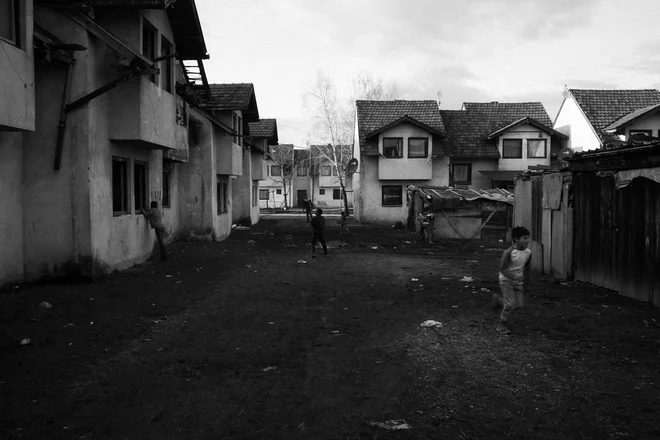 Otroci se igrajo v begunskem taborišču Karaula pri mestecu Živinice. Januar 2020. Foto Jošt Franko