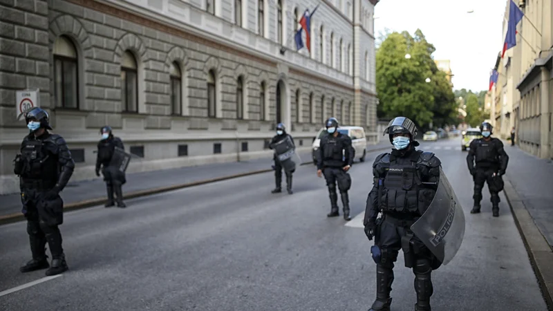Fotografija: Kaj lahko se zgodi, da se bo kak policist dojemal kot ujetnik v težki zaščitni opremi, spet drugi bo začutil izjemno moč, celo užitek v zastraševanju in morda tudi agresiji. FOTO: Blaž Samec/Delo