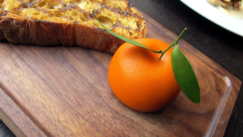 Fotografija: Mesno sadje Hestona Blumenthala iz časa med 13. in 15. stoletjem, mandarina, ki je v resnici parfe iz piščančjih jeter, obdan z mandarininim gelom. Foto Igor Bratož