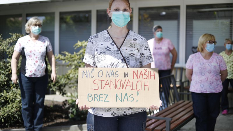 Fotografija: Protest delavcev v domovih za upokojence. Na sliki dom upokojencev Domžale, 24. april 2020