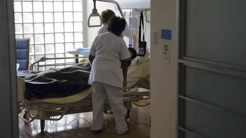 Fotografija: Iz opisa dogajanja v domovih za starejše v času epidemije lahko razberemo, da so bile želje bolnikov zadnja stvar, ki so jo imeli zdravniki v mislih. Foto Philippe Wojazer/Reuters