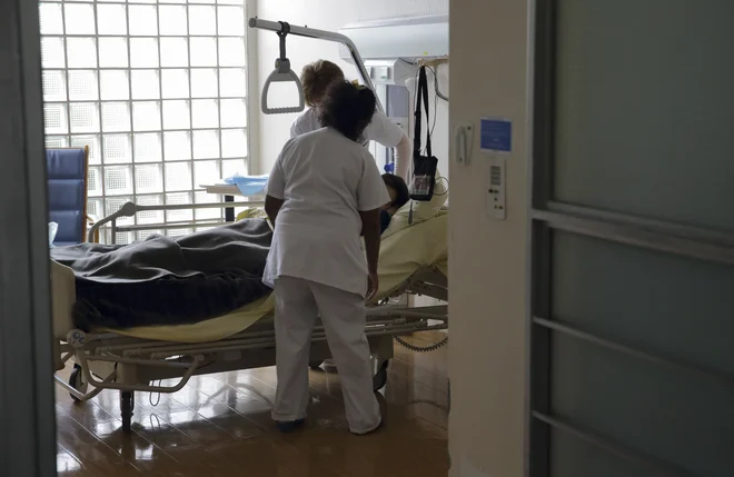 Iz opisa dogajanja v domovih za starejše v času epidemije lahko razberemo, da so bile želje bolnikov zadnja stvar, ki so jo imeli zdravniki v mislih. Foto Philippe Wojazer/Reuters