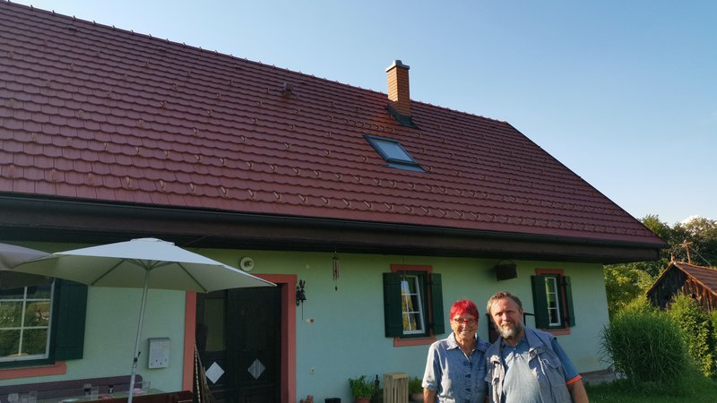 Fotografija: Aljana Primožič in Milan Fridauer - Fredi pred svojim domom v Gruškovcu v Halozah. Foto Milena Zupanič