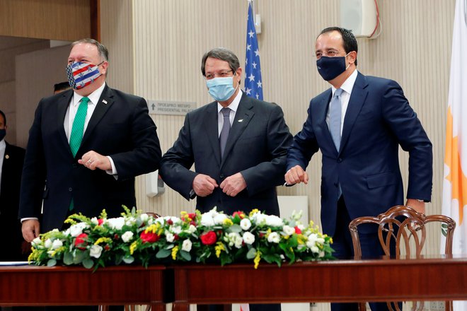 Zunanji minister ZDA Mike Pompeo, predsednik Cipra Nicos Anastasiades in ciprski zunanji minister Nikos Christodoulides na srečanju na Cipru v soboto. FOTO: Reuters