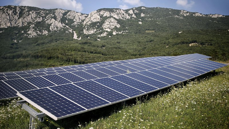 Fotografija: Slovenija, v kateri je bilo konec lanskega leta nameščenih 8038 sončnih elektrarn, naj bi v desetih letih delež obnovljiivh virov povečala zlasti na račun sončnih elektrarn. FOTO: Blaž Samec/Delo