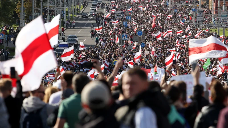 Fotografija: Demonstranti zahtevajo odhod Aleksandra Lukašenka s položaja po poneverjenih avgustovskih volitvah. FOTO: Tut.by/AFP