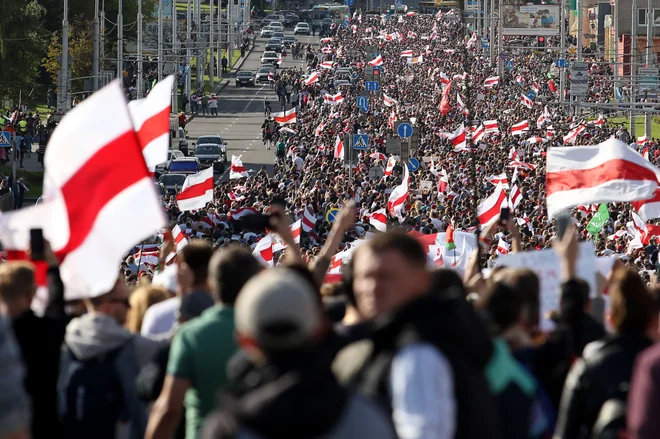 Demonstranti zahtevajo odhod Aleksandra Lukašenka s položaja po poneverjenih avgustovskih volitvah. FOTO: Tut.by/AFP
