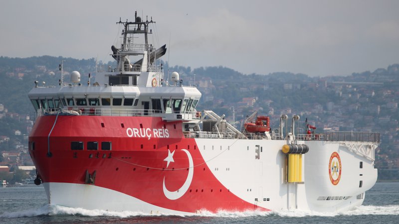 Fotografija: Spletni strani za sledenje plovilom marinetraffic.com in vesselfinder.com kažeta, da je turška ladja Oruc Reis za iskanje nafte in plina tik ob turški obali pri mestu Antalya. FOTO: Yoruk Isik/Reuters