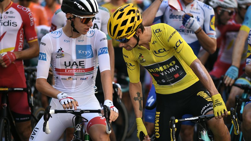 Fotografija: Pogačar in Roglič pred štartom 15. etape: Kdo bo zmagal danes, ti ali jaz? FOTO: Marco Bertorello/AFP