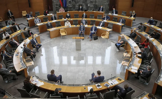 Anketiranci so v septembrskem Barometru delo državnega zbora in vlade ocenili nekoliko nižje kot prejšni mesec. FOTO: Blaž Samec/Delo