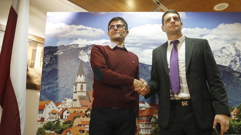 Fotografija: Zoran Stevanović in Matjaž Rakovec, ki se potegujeta za mesto kranjskega župana. Vsi kandidati so se strinjali, da je bila predvolilna kampanja poštena. FOTO: Leon Vidic/Delo