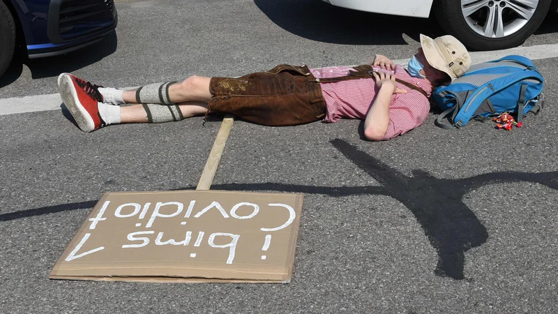 Fotografija: Protesti proti ukrepom za preprečitev širjenja koronavirusa v Nemčiji dajejo vtis, da je družba, ko gre za spopadanje z virusom, razdeljena na dva enako velika tabora, a to ne drži. FOTO: Christof Stache/AFP