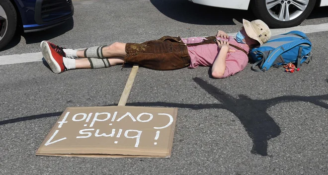 Protesti proti ukrepom za preprečitev širjenja koronavirusa v Nemčiji dajejo vtis, da je družba, ko gre za spopadanje z virusom, razdeljena na dva enako velika tabora, a to ne drži. FOTO: Christof Stache/AFP