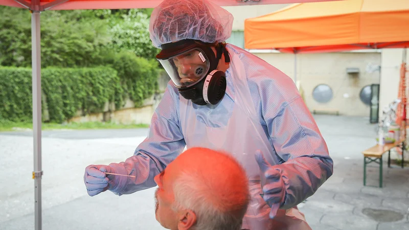 Fotografija: Na Kemijskem inštitutu pripravljajo tudi hitri diagnostični test za odkrivanje virusov iz sline, ki bi omogočil hitro preverjanje večjega števila vzorcev. FOTO: Jože Suhadolnik/Delo