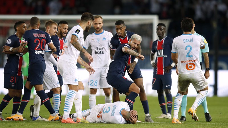 Fotografija: Francosko nogometno klasiko so zaznamovali tudi spori med igralci in incidenti. FOTO: Gonzalo Fuentes/Reuters