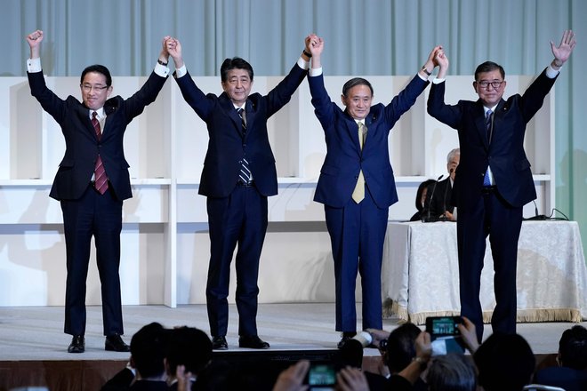 Od leve proti desni: Fumio Kišida, Šinzo Abe, Jošihide Suga in Šigeru Išiba. FOTO: Eugene Hoshiko/AFP