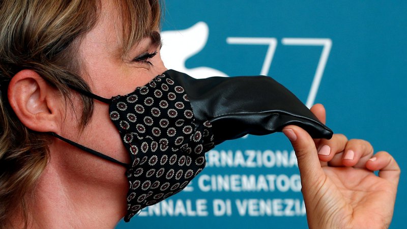 Fotografija: Sklenil se je beneški filmski festival ali – kot se je imenoval pod Mussolinijem – Mednarodna razstava filmske umetnosti, ob katerem so bili občutki precej bolj optimistični. FOTO: Guglielmo Mangiapane/Reuters
