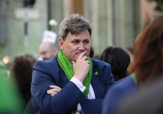 Kit Malthouse je ljudi pozval, naj naznanijo vse tiste, ki ne spoštujejo novih ukrepov. FOTO: Reuters
