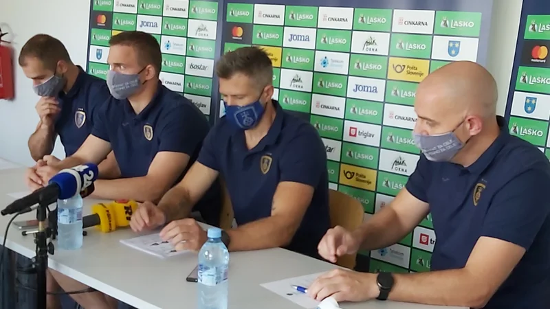 Fotografija: Na novinarski konferenci so bili stroko upoštevani vsi protokoli EHF in NIJZ. FOTO: J. H.