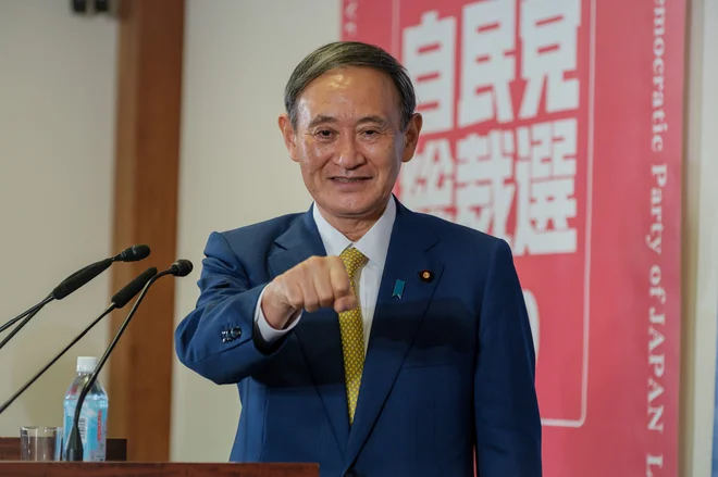 Sugov obraz se je do zdaj zdel številnim Japonci &raquo;malce dolgočasen&laquo;, danes pa ga je razsvetlil nasmeh zmagovalca. FOTO: Nicolas Datiche/Reuters