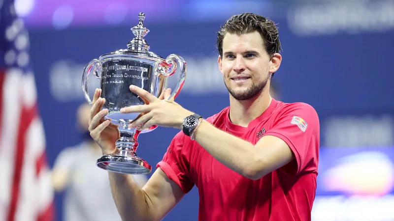 Fotografija: Dominic Thiem je takole ponosno pokazal svoj prvi pokal za grand slam, ki si ga je priigral na odprtem prvenstvu ZDA. FOTO: Matthew Stockman/AFP