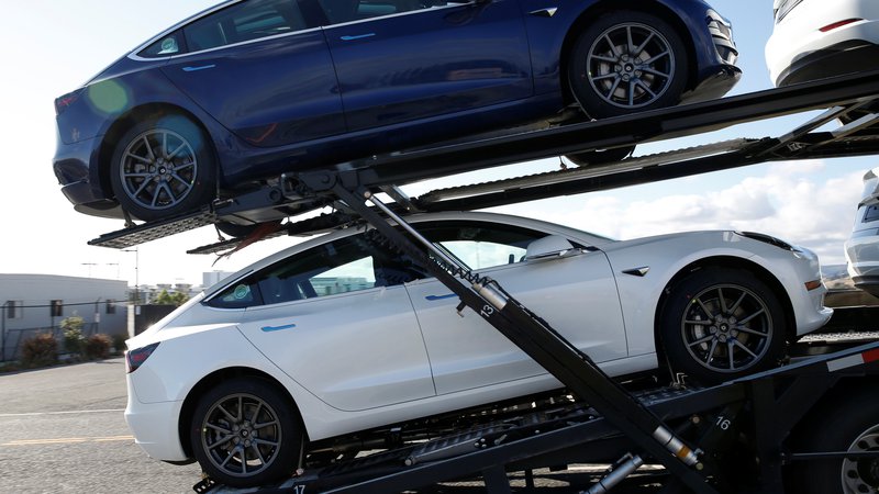Fotografija: Novih avtomobilov se proda precej manj, kot bi si želeli prodajalci in ponudniki lizinga. FOTO: Stephen Lam/Reuters