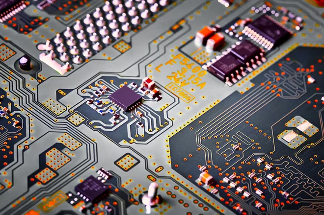 Industrijo polprevodnikov poganja elektronska industrija. FOTO: Shutterstock