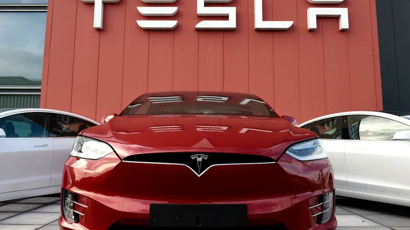 Fotografija: Tesla je prejšni teden presenetil vlagatelje, saj je kljub krizi zaradi koronavirusa v minulem četrtletju ustvaril 104 milijone dolarjev dobička. FOTO: John Thys/AFP