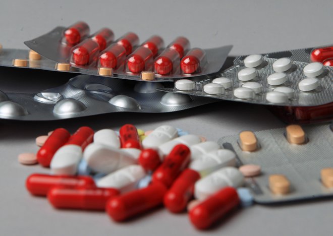 Čedalje več je starostnikov z dolgim seznamom zdravil, ki jih jemljejo vsak dan. FOTO: Blaž Samec/Delo