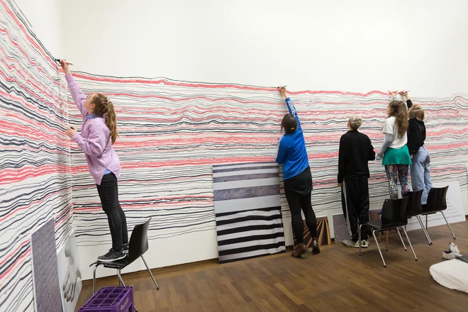 Rekonstrukcija Hundertwasserjeve <em>Neskončne črte</em> (Bazon Brock, Robert Fleck in študenti dunajske Univerze uporabnih umetnosti) za razstavo <em>Hundertwasser-Schiele: Imagine Tomorrow</em> Foto Leopoldov muzej, Dunaj/Lisa Rastl