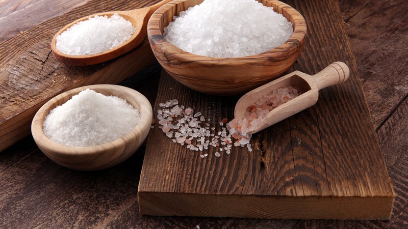 Fotografija: Sladkor in sol, ti prvobitni, pregovorno nepogrešljivi, a hkrati nevarni začimbi – za zdravje škodljivi, če pri njunem posipanju nimamo prave mere. FOTO: Shutterstock