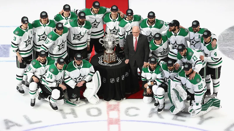 Fotografija: Hokejisti moštva Dallas Stars so se takole fotografirali s pokalom za končno zmagoslavje v zahodni konferenci NHL. FOTO: Bruce Bennett/AFP