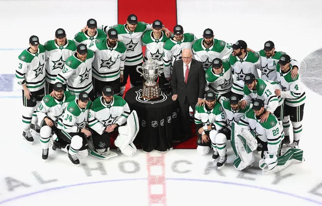 Hokejisti moštva Dallas Stars so se takole fotografirali s pokalom za končno zmagoslavje v zahodni konferenci NHL. FOTO: Bruce Bennett/AFP