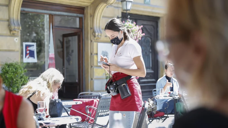 Fotografija: Okuženih spet več, bo vlada omejila delovni čas lokalov? FOTO: Leon Vidic/Delo