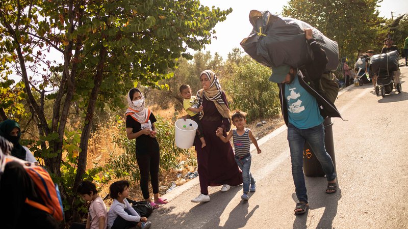 Fotografija: Prihodnji teden bo evropska komisija predlagala nov migracijsko-azilni pakt. Eden od njegovih ciljev bo skupno prevzemanje odgovornosti za prosilce za azil. FOTO: Angelos Tzortzinis/AFP
