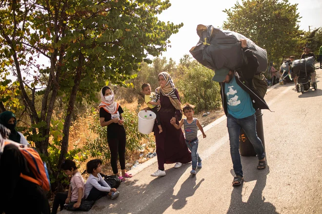 Prihodnji teden bo evropska komisija predlagala nov migracijsko-azilni pakt. Eden od njegovih ciljev bo skupno prevzemanje odgovornosti za prosilce za azil. FOTO: Angelos Tzortzinis/AFP